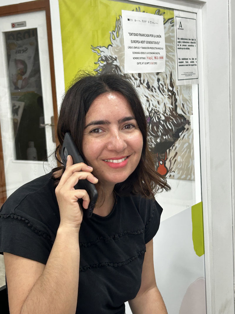 María atendiendo en tienda